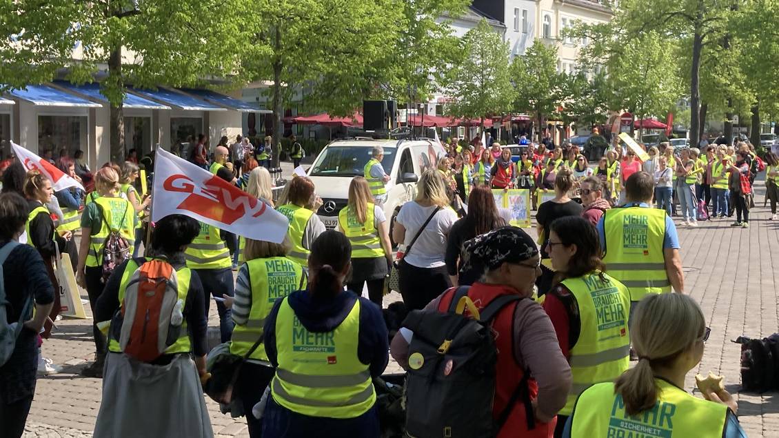 Streikkundgebung am 4. Mai 2022 in Königs Wusterhausen, viele Teilnehmer tragen Warnwesten