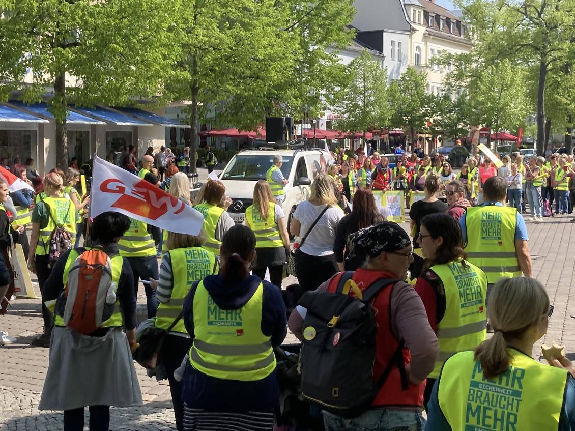 Streikkundgebung am 4. Mai 2022 in Königs Wusterhausen, viele Teilnehmer tragen Warnwesten
